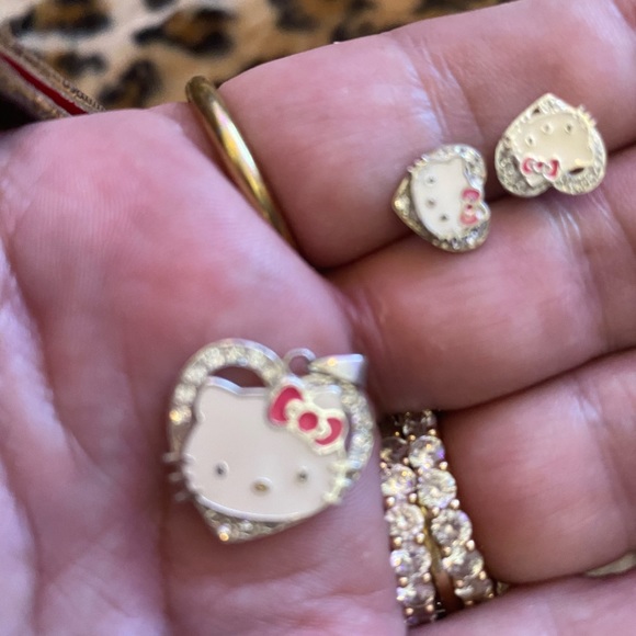 Hello Kitty pendant and earring set - Picture 2 of 7